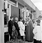 125881 Afbeelding van de inzegening door kardinaal B.J. Alfrink van de de R.K. Wederkomst des Herenkerk (Marco Pololaan ...